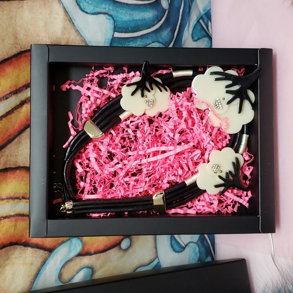 Designer necklace New in Box - Picture 3 of 9